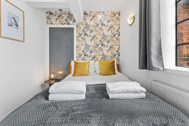 3 Bed Flat - Sleeps 8 - Parking - Wifi