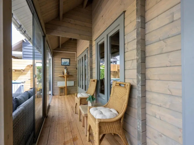 Romantic Chalet Near Wilhelminadorp