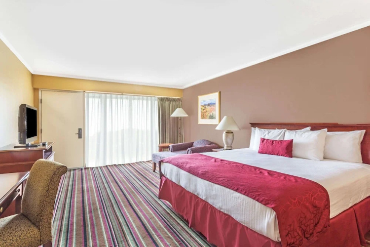 Days Inn & Suites By Wyndham Logan