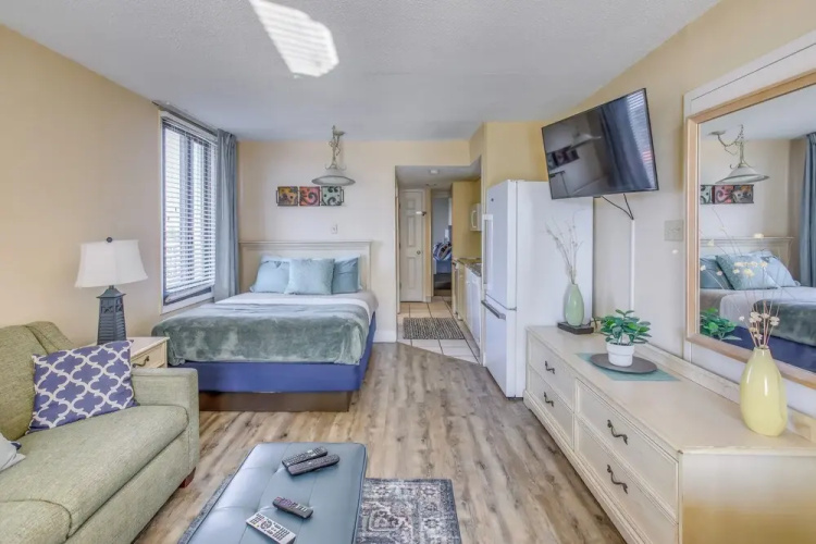 Beachfront Condo w/ Balcony & Pool in Myrtle Beach