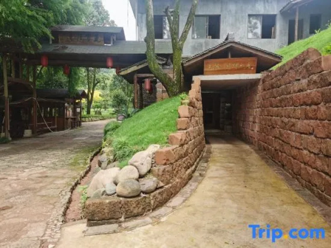Wolong Riverside Manor