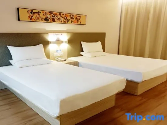Standard Twin Family room with street view