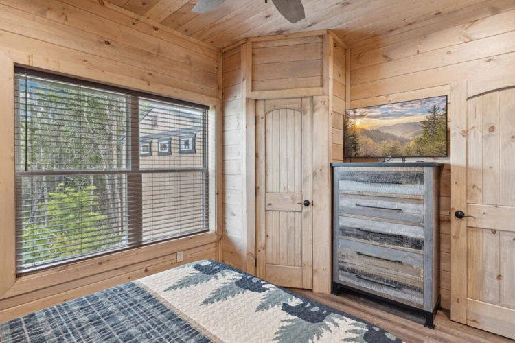Bear View Retreat 2 Bedroom Cabin by RedAwning