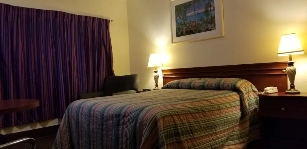 Deluxe Inn Motel