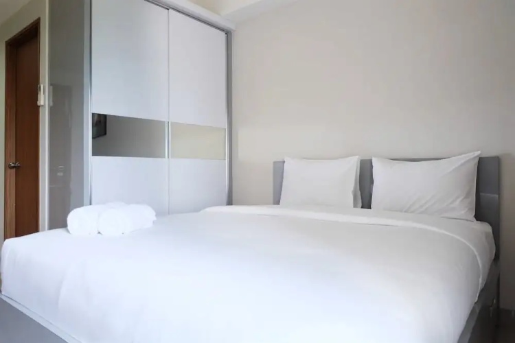 Comfy Studio Room @ Oasis Apartment By Travelio