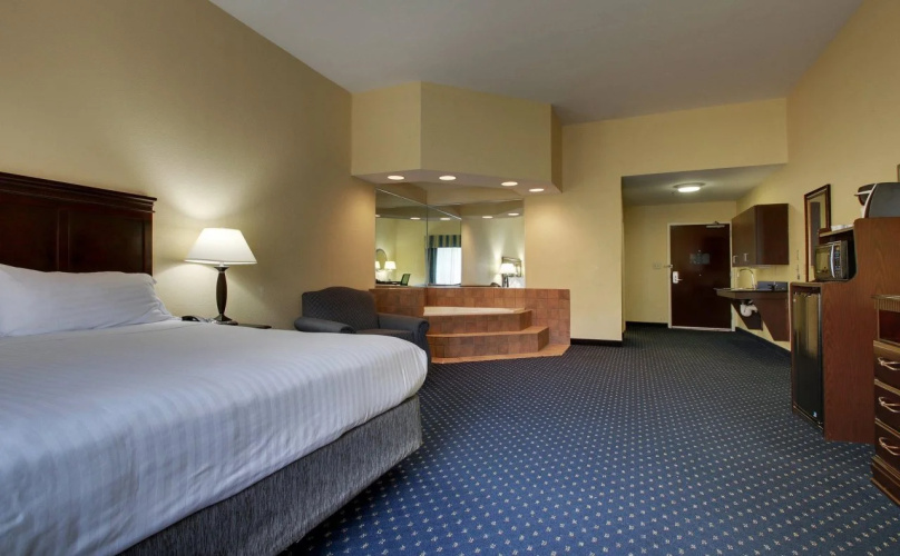 Holiday Inn Express Hotel & Suites Middleboro Raynham by IHG