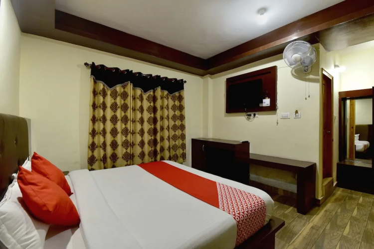 OYO 19498 Hotel Tridev