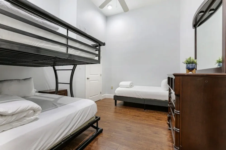 4 Bedrooms Comfort room with balcony