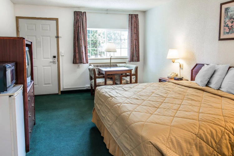 Econo Lodge Inn & Suites Spokane