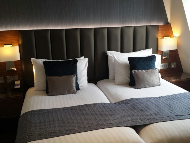 Twin Club room
