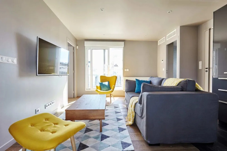 Stunning 2BR Home With Balcony in Batignolles