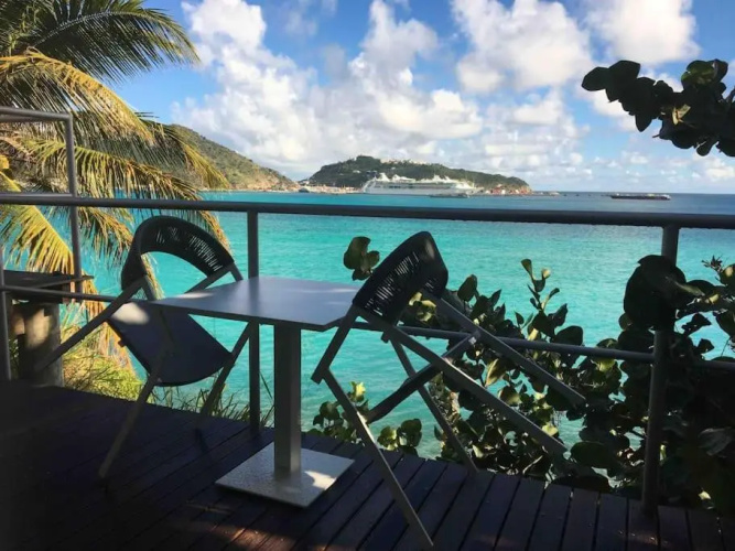 Blue grand view studio with infinity pool