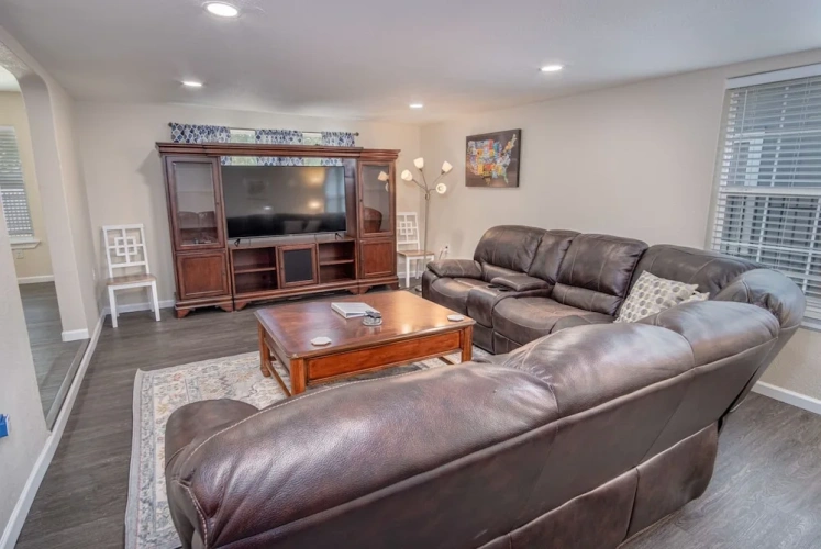 4 Bedrooms Cottage