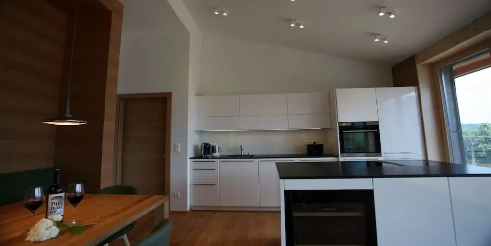 3 Bedrooms Deluxe Penthouse Apartment with balcony