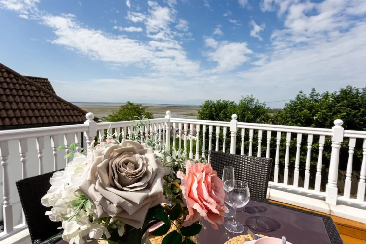 2 Bedrooms Premier Cottage with balcony and with sea view