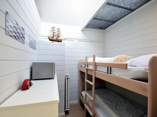 Bright Flat With Bunk Beds