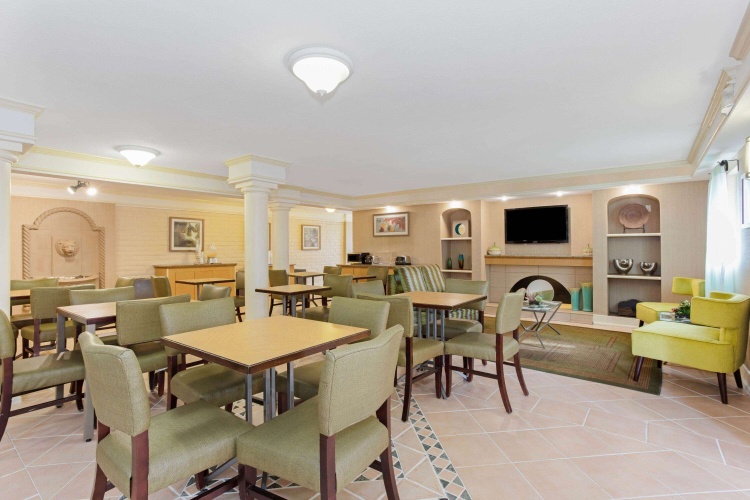 La Quinta Inn by Wyndham Orlando Airport West photo 14