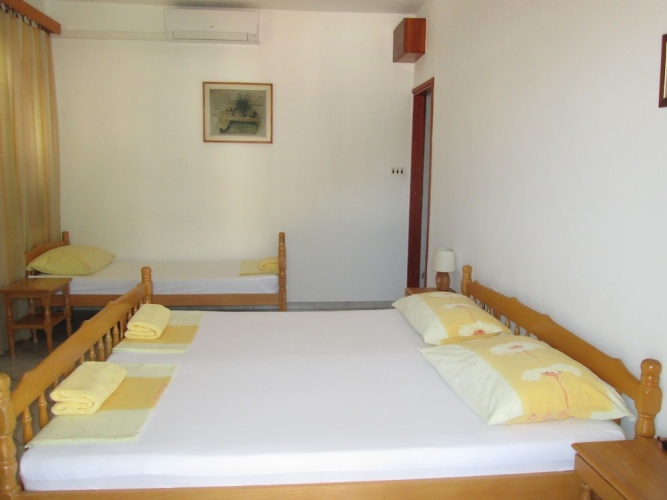 Standard Triple room with balcony and with partial sea view