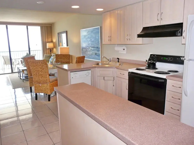 Charming Beachfront Condo With Pool, spa and Views