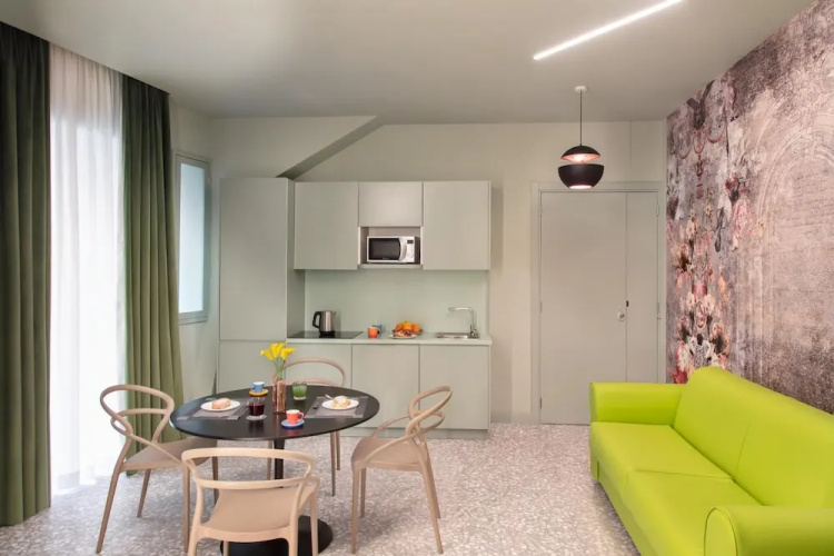 Lady Rose Privilege Suite