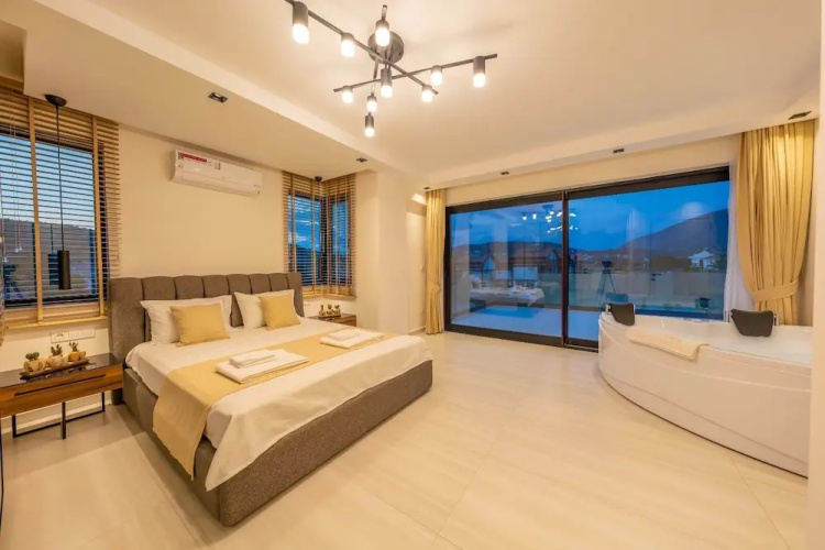 Luxury 4-bed Villa With Private Pool and Jacuzzi