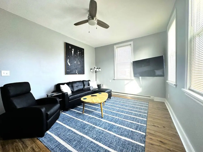 Modern Cozy Unit With King Bed