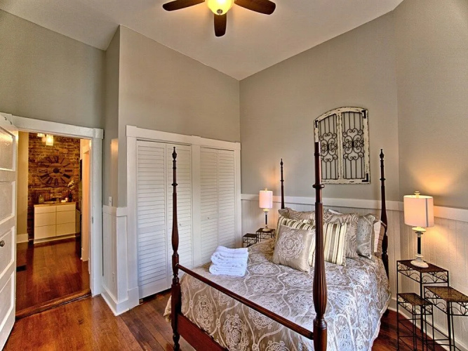 Elegant Brick 2 BR in downtown Savannah