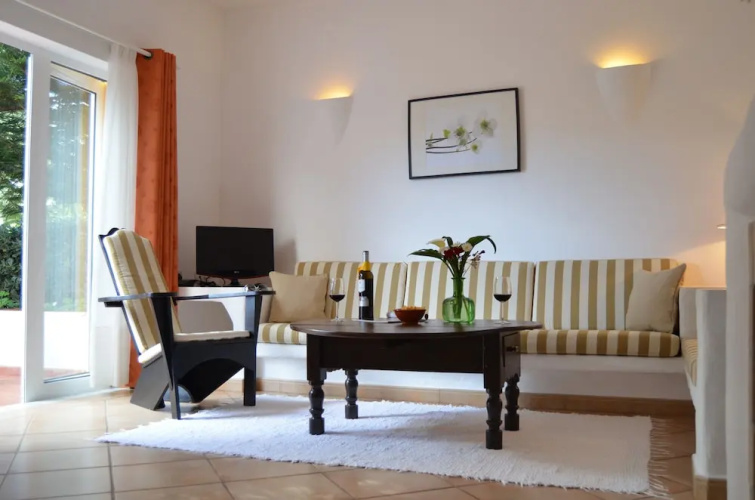 Stylish two Bedroom Apartment With Garden Vieuw