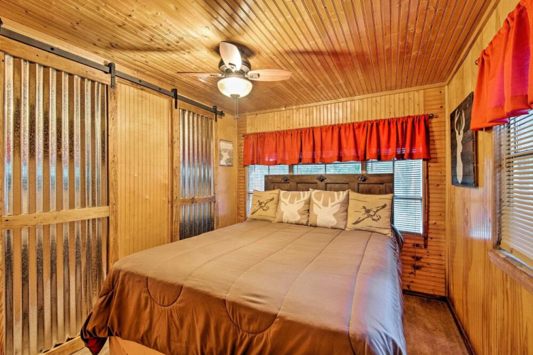 Relaxing Hochatown Cabin w/ Deck & Hot Tub!
