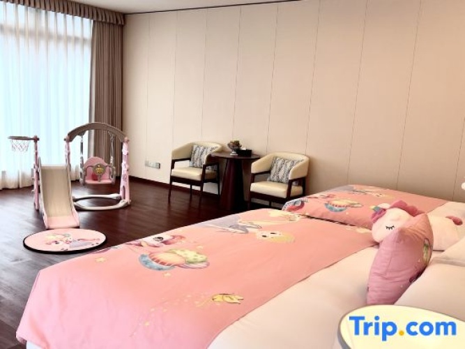 Standard Sextuple Family room