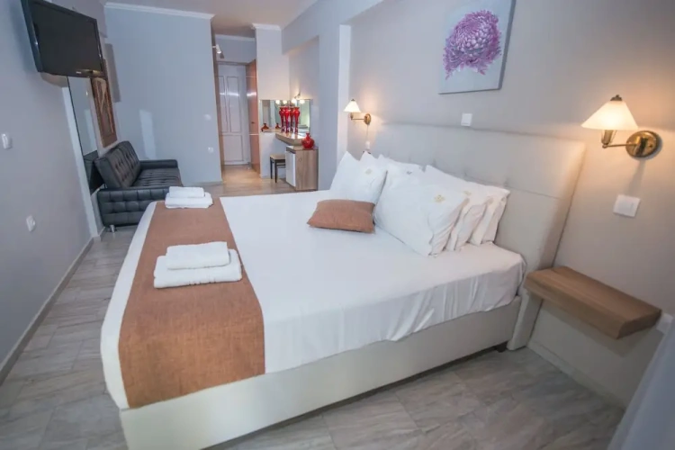 Standard Double room with balcony and with partial sea view