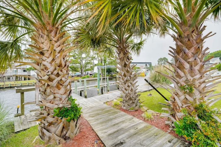 Waterfront Outer Banks Home w/ Beach Access