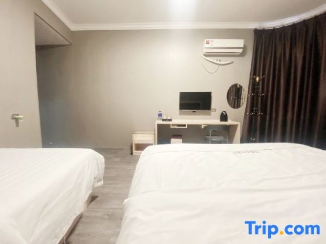 Standard Twin room with river view
