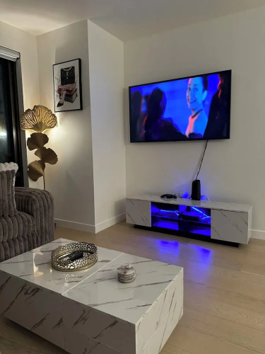 Relax On Broadway With A View