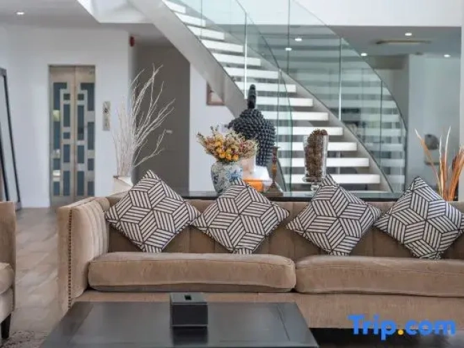 6 Bedrooms Prestige Villa