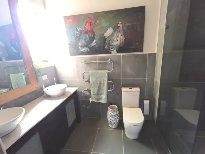 Stylish Comfortable Central Artists Home