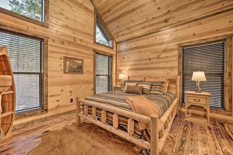 Broken Bow Cabin: Deck w/ Hot Tub & Pool Table!