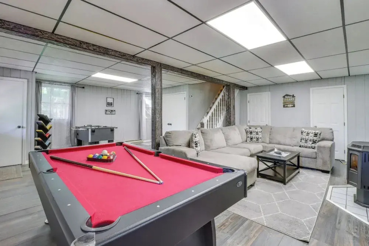 Swim Dock & Game Room: Lakefront Poconos Cabin!