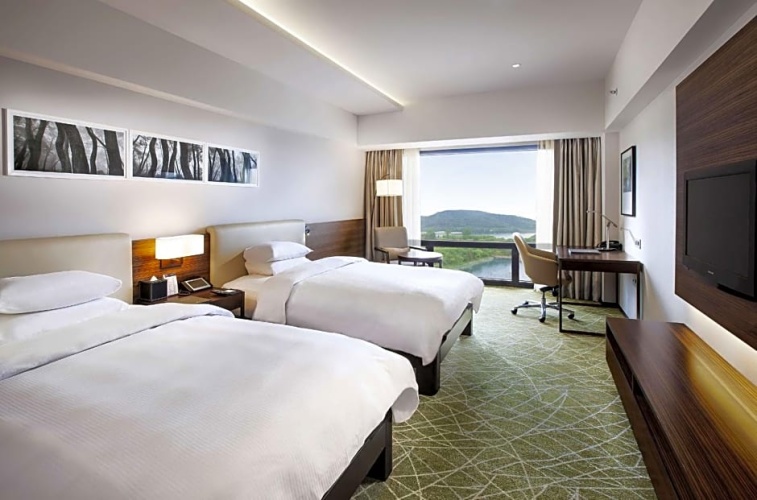 Executive Twin room with lake view
