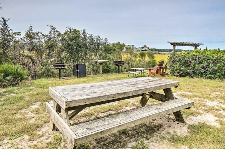 Coastal Condo w/ Pool Access - Steps to Beach