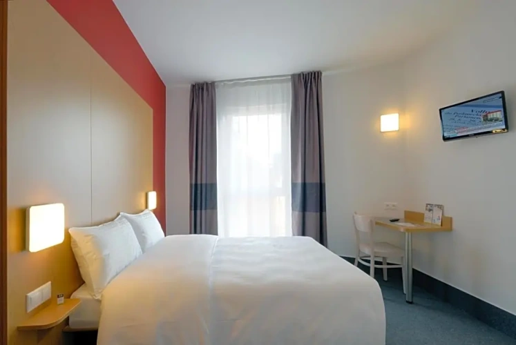 Standard Double room with partial ocean view
