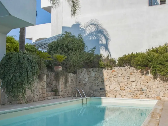 Apartment in Salento With Sea View & Pool