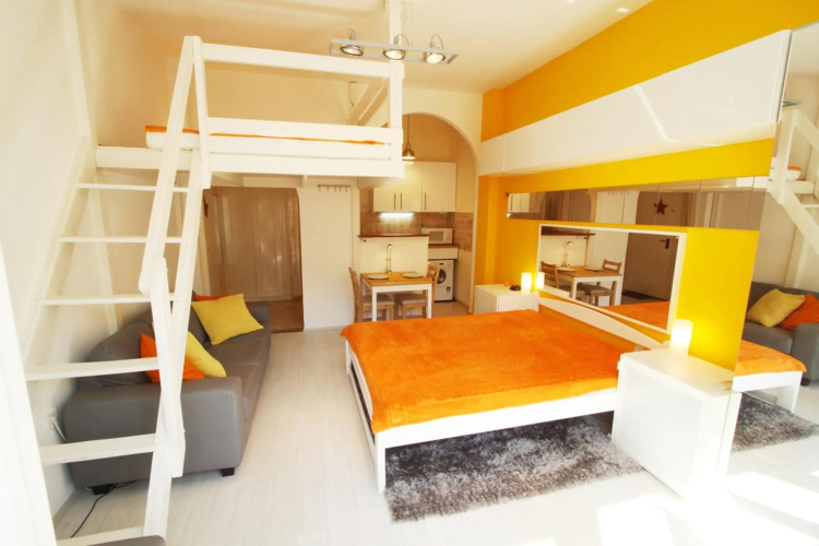 Sunny Studio with Balcony in Party District
