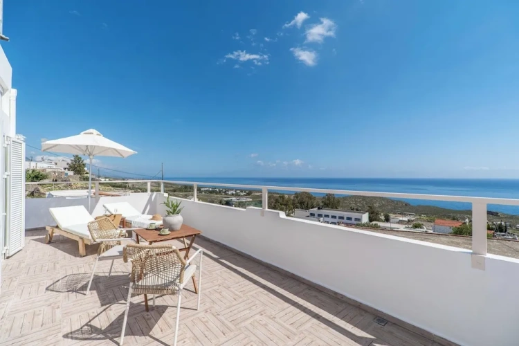 Apartment with balcony and with sea view