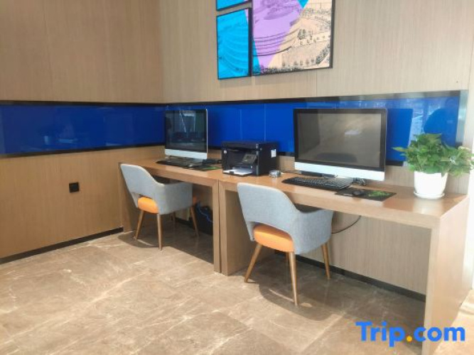 Ldyllic Holiday Inn Hotel