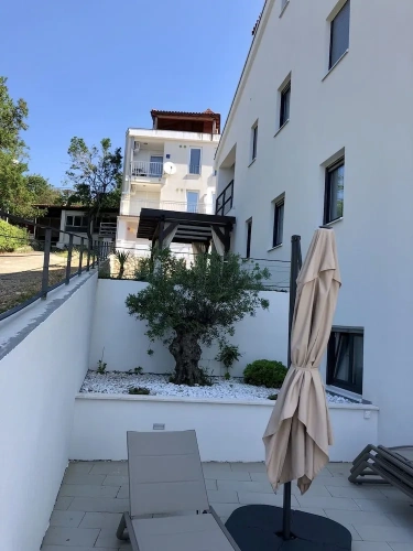 2 Bedrooms Apartment with partial sea view