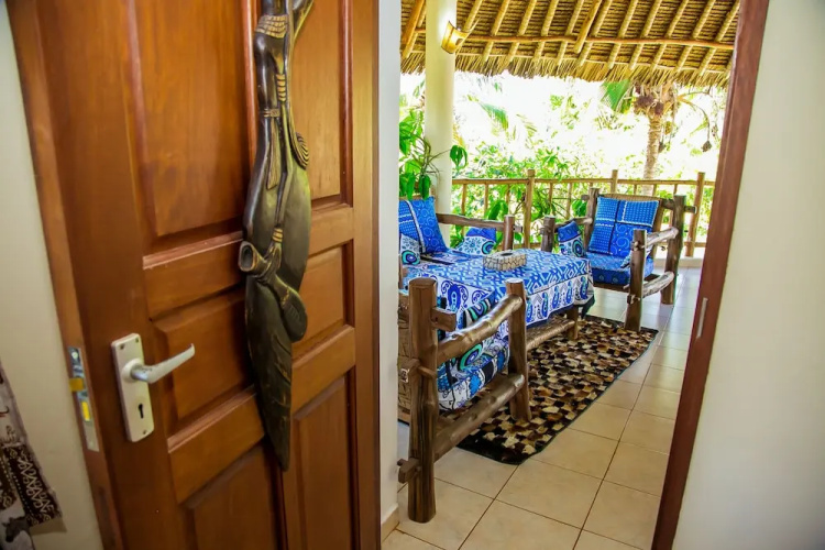 3 Bed Cottage Sleeps 6- Pool, Chef Option, Parking