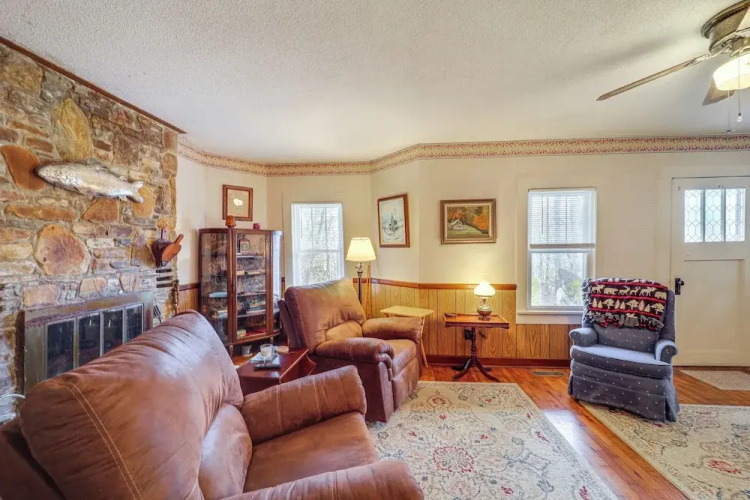 Rustic Linville Falls Cottage w/ Fire Pit!