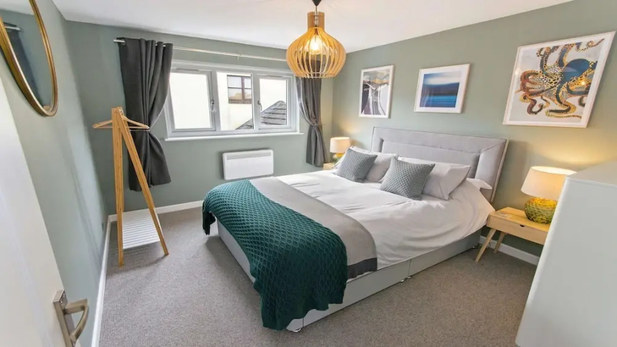 Oceanside Sleeps 6 Walk to Beach & Stylish