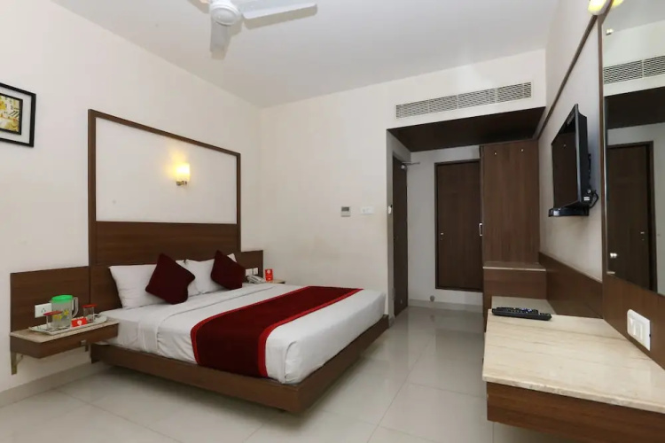 Collection O 4658 Akil Residency